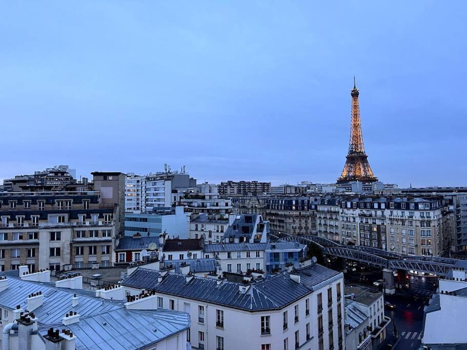 Tour Eiffel - Vue Imprenable Au-dessus Des Toits, Balcon * Paris