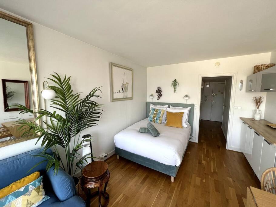 Tour Eiffel - Vue Imprenable Au-dessus Des Toits, Balcon Appartement