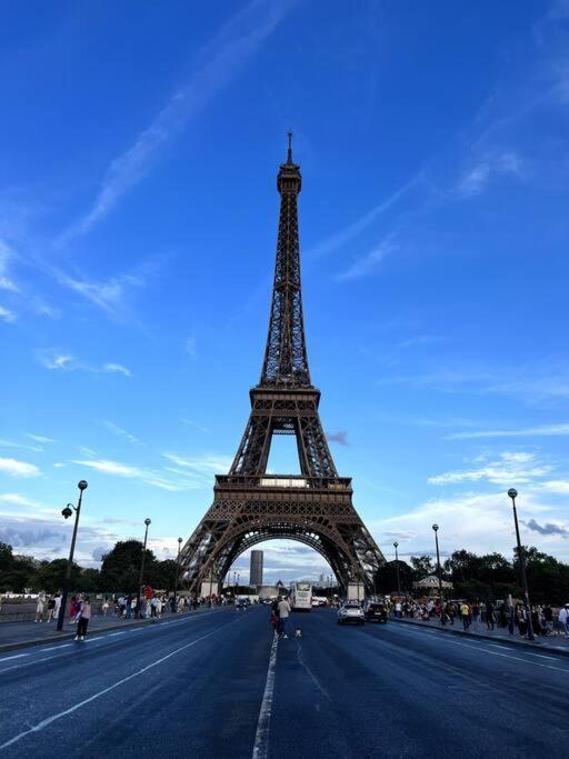 Tour Eiffel - Vue Imprenable Au-dessus Des Toits, Balcon *