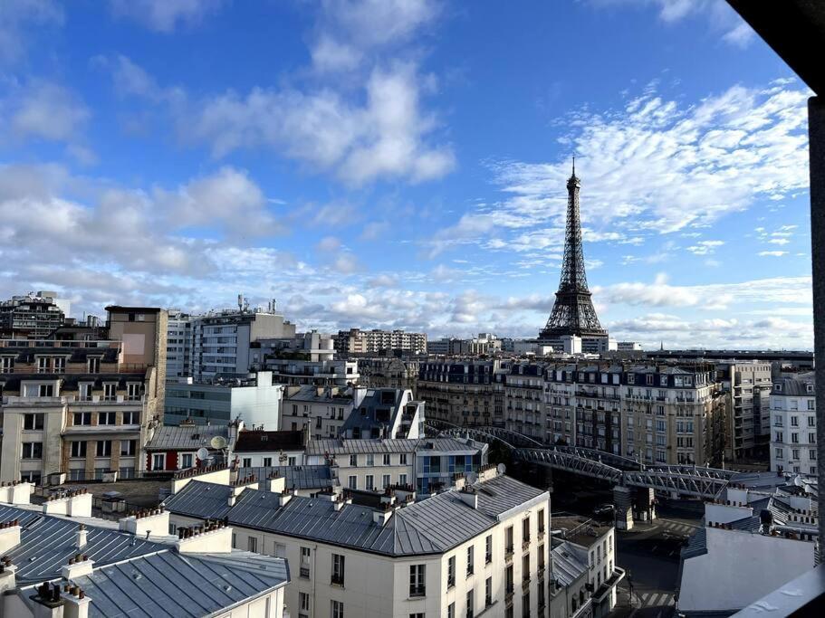 Tour Eiffel - Vue Imprenable Au-dessus Des Toits, Balcon Paris