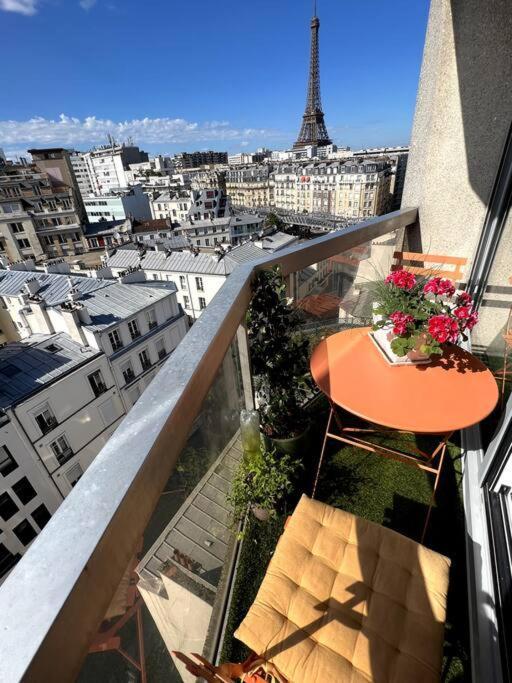 Tour Eiffel - Vue Imprenable Au-dessus Des Toits, Balcon Paris