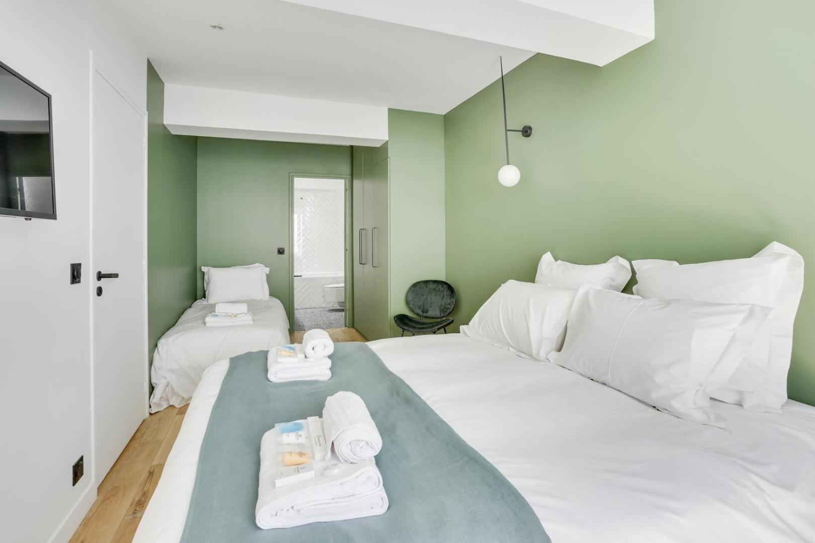 169 W - Elegant A Apartment