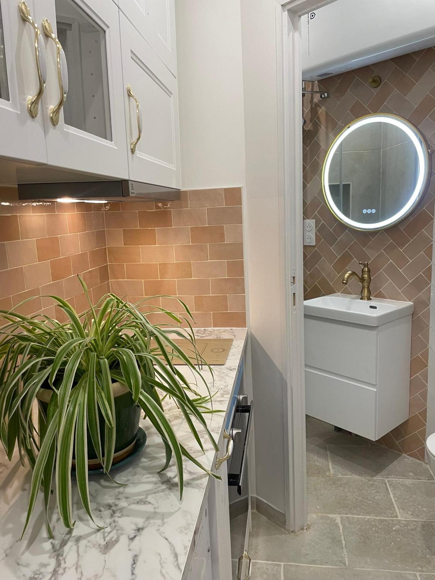 Homestay Privee, Sdb Partage, Arc De Triomphe, Metro 1, T3b, Rer C E A *