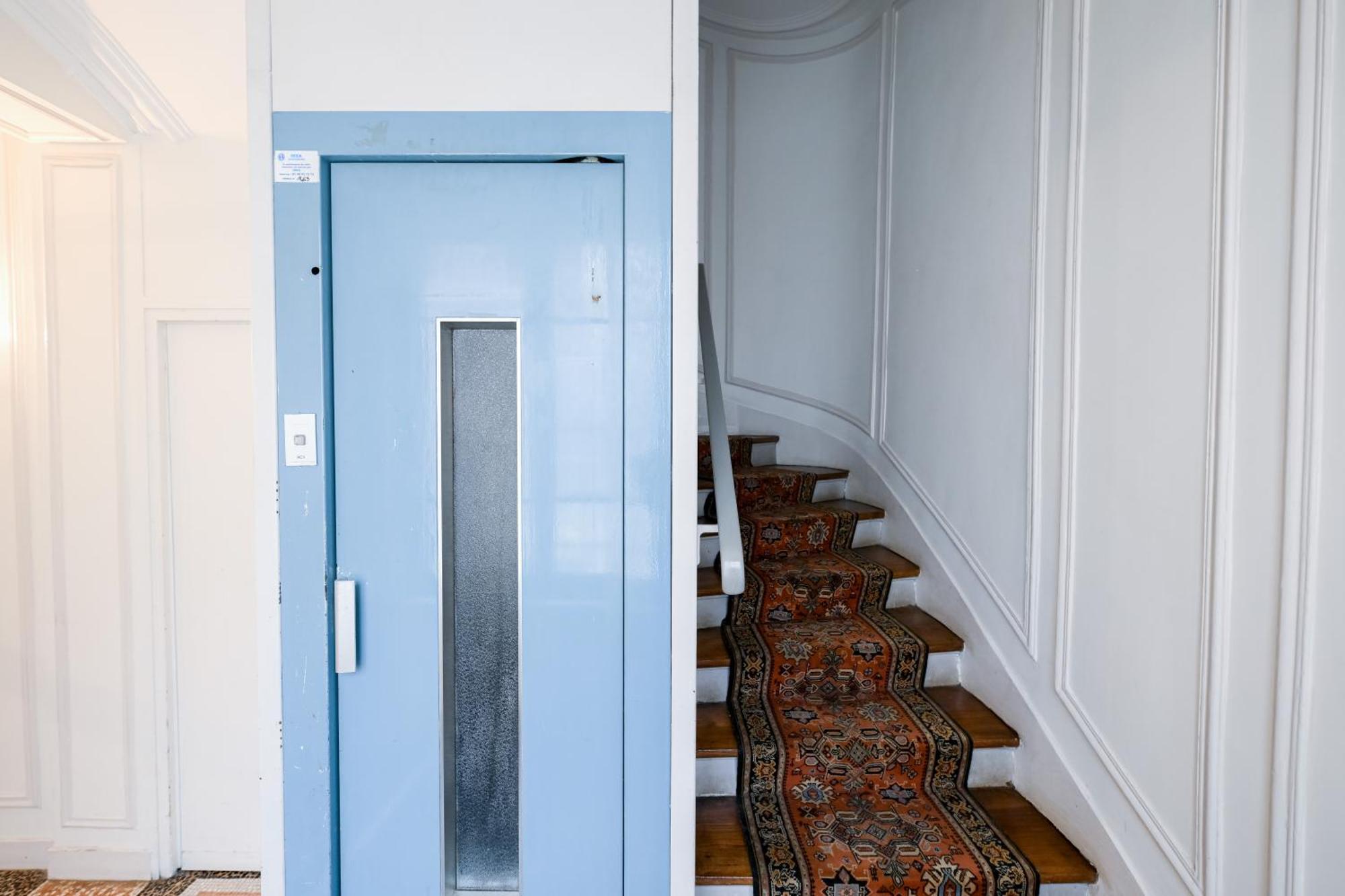Entire Paris, 3rd Floor With Elevator Apartment *