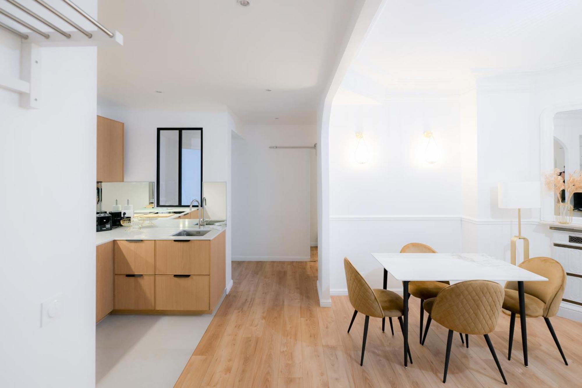 Entire Paris, 3rd Floor With Elevator Apartment