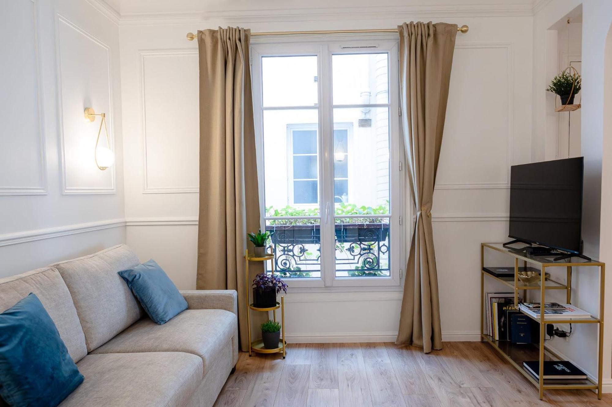 Entire Paris, 3rd Floor With Elevator