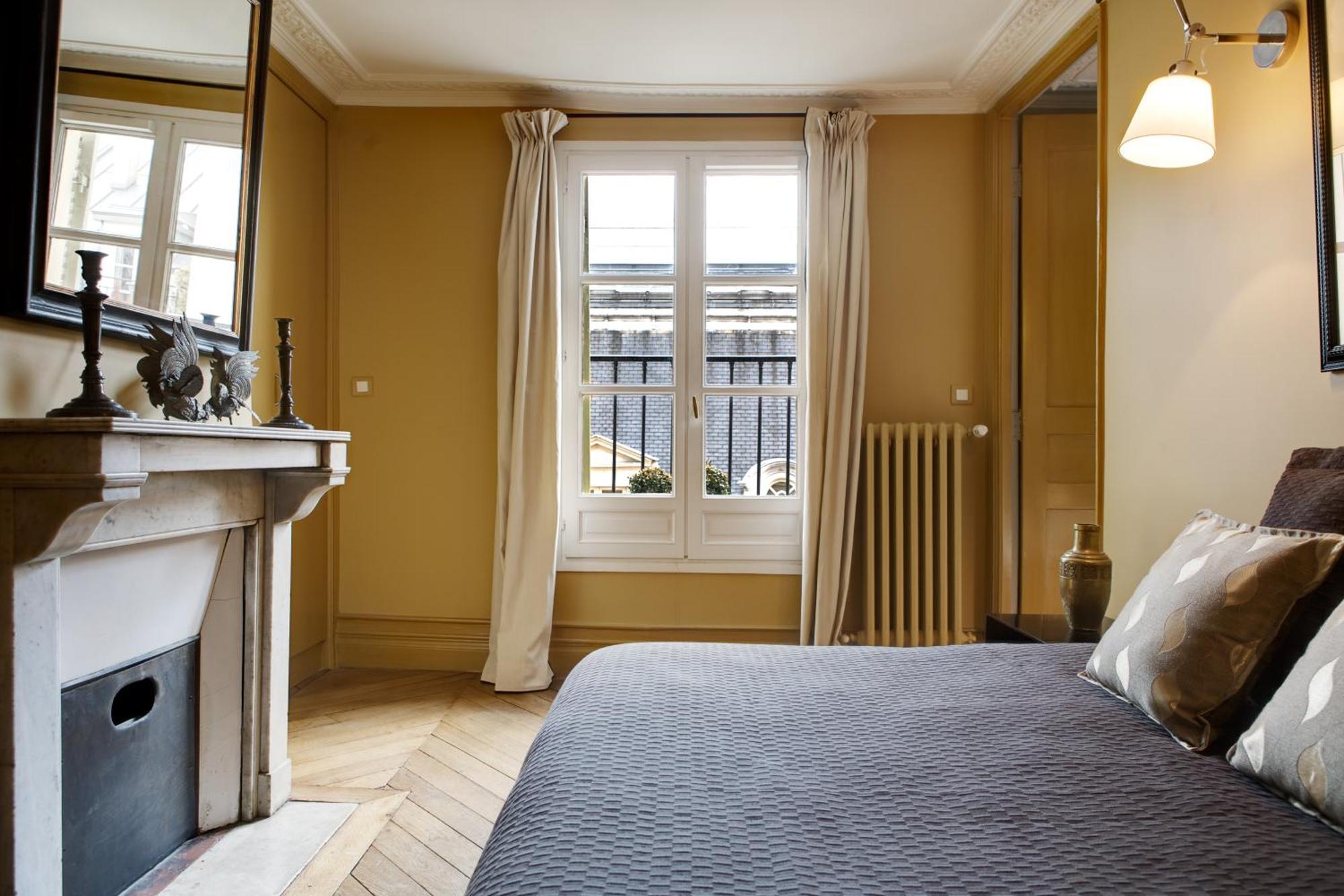 Louvre Design Apartment