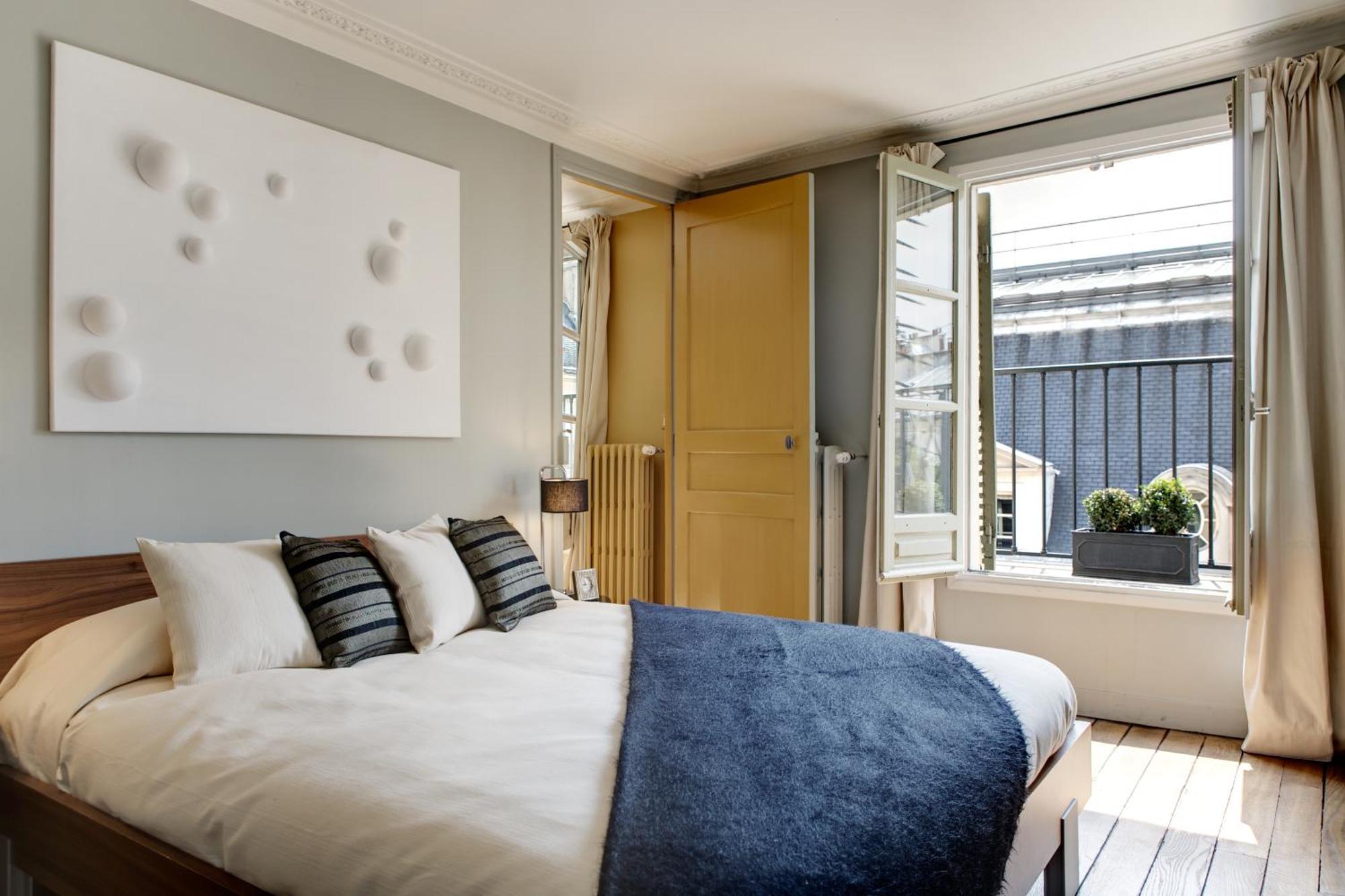 Louvre Design Apartment
