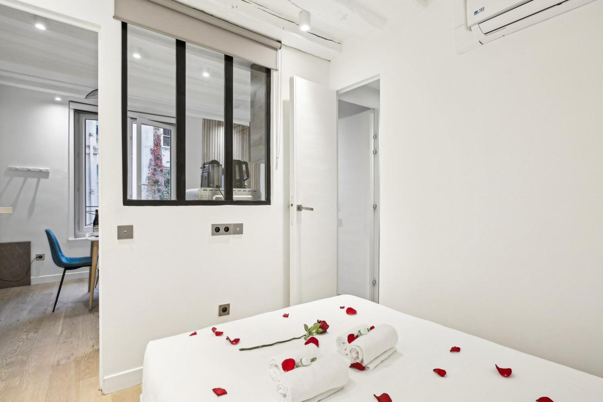 Lavie Maison : Ac & Center Of * Paris