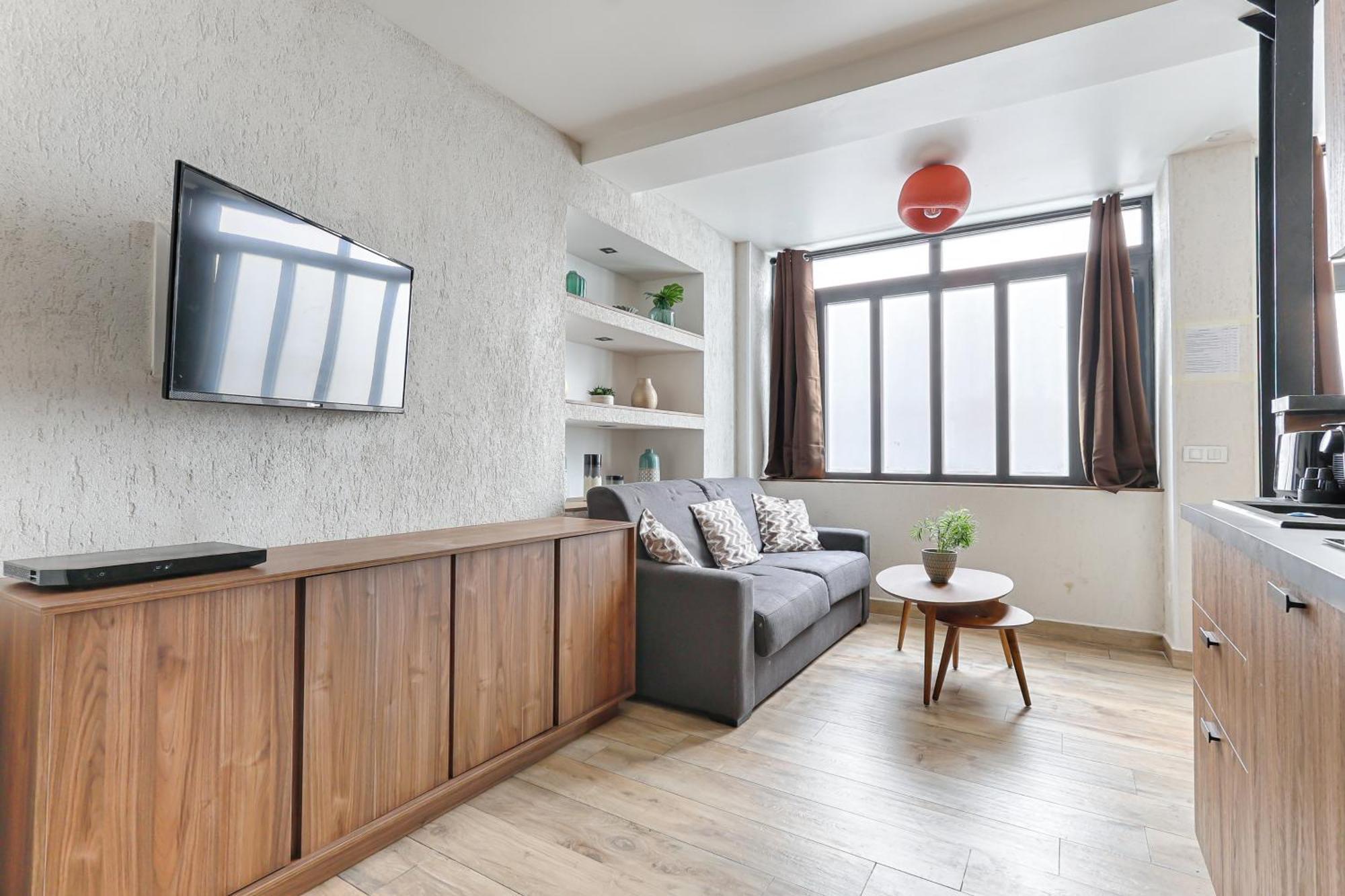 De Charme 2br Canal Saint Martin Apartment