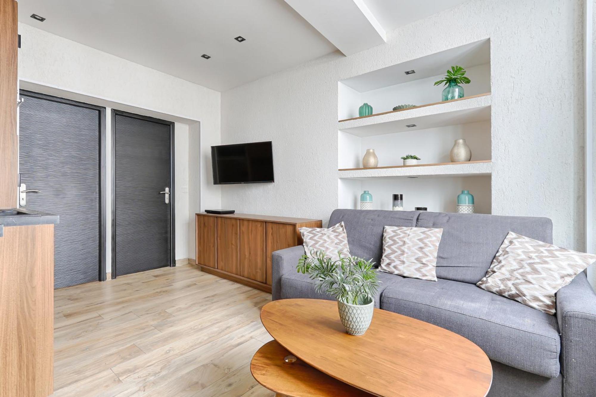 De Charme 2br Canal Saint Martin Apartment Paris
