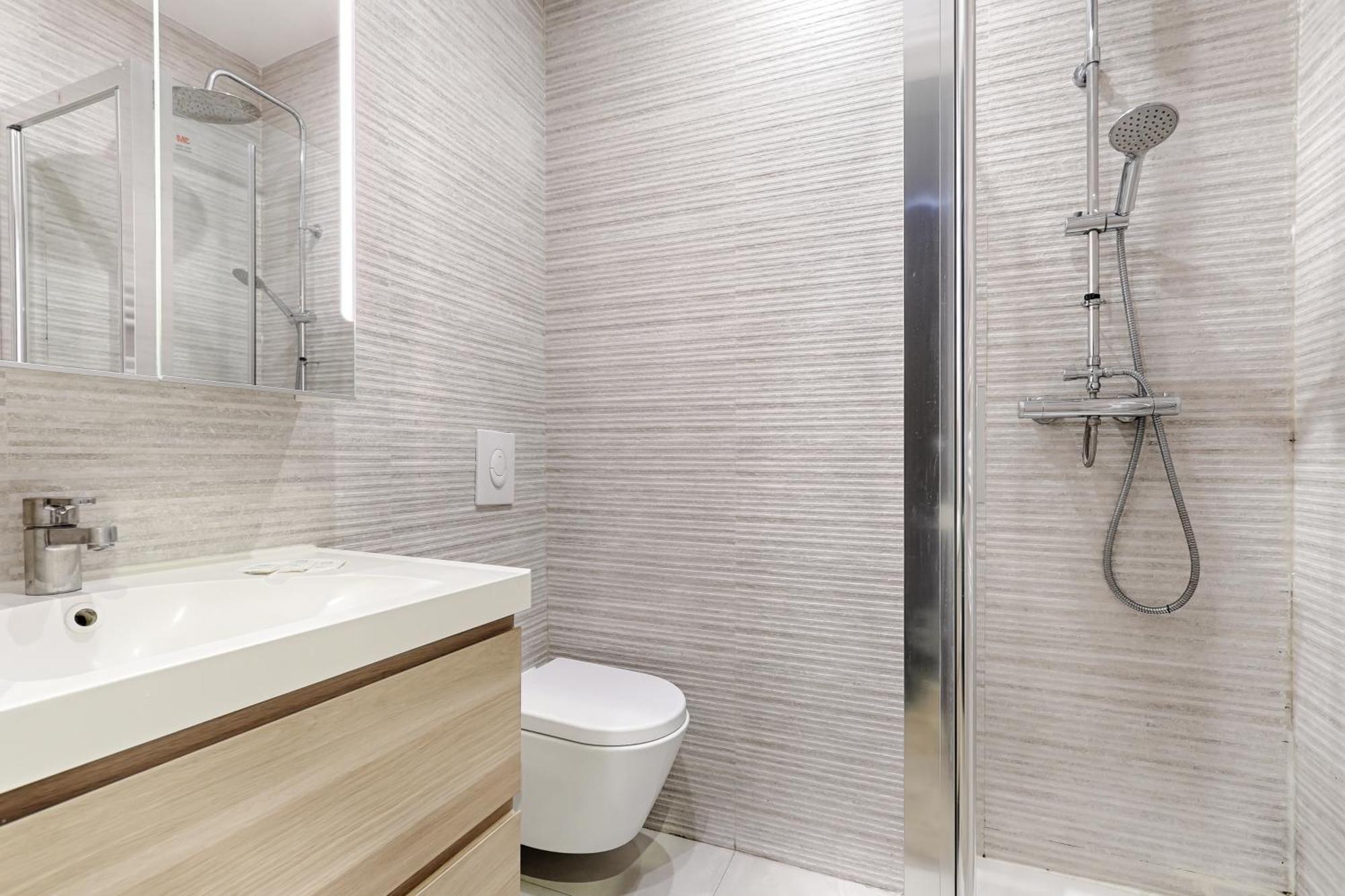 De Charme 2br Canal Saint Martin Apartment
