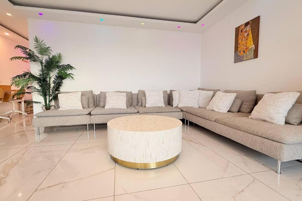 Apartment With Amazing View Of With Private Parking *