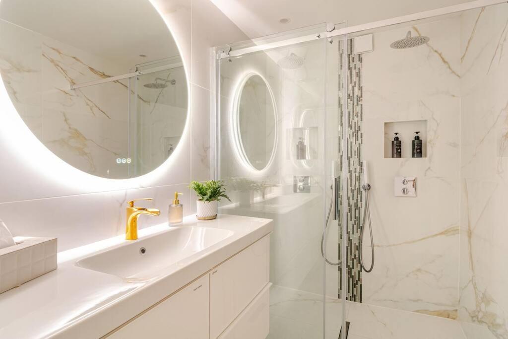 Apartment With Amazing View Of With Private Parking *