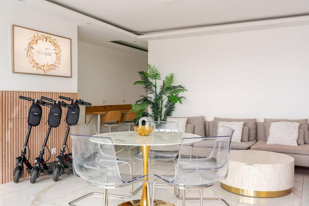 With Amazing View Of With Private Parking Apartment Paris