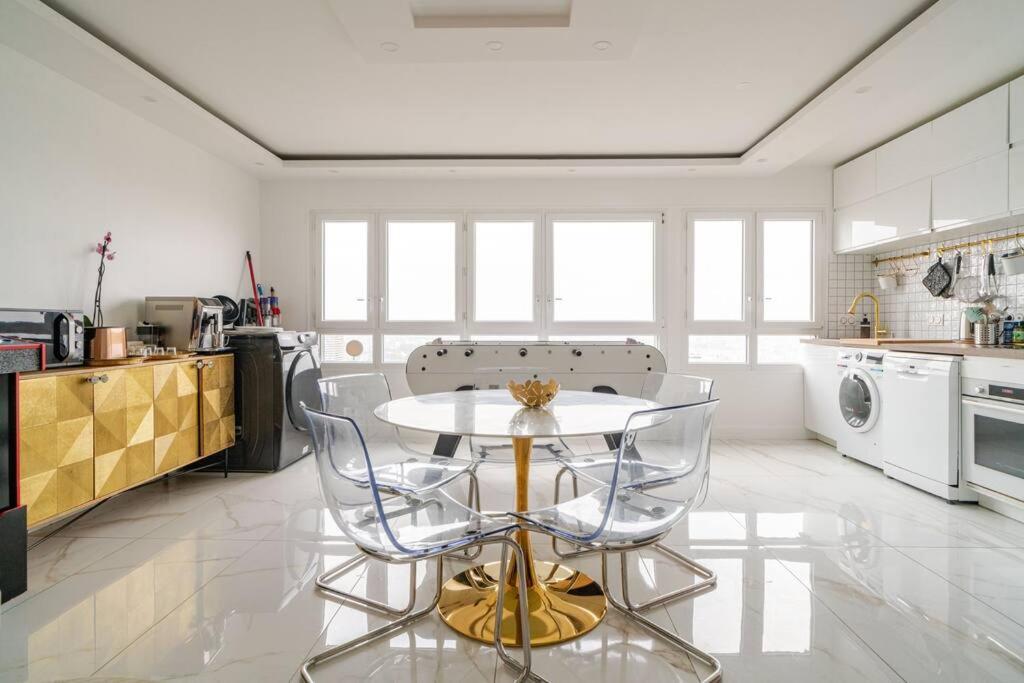 With Amazing View Of With Private Parking *