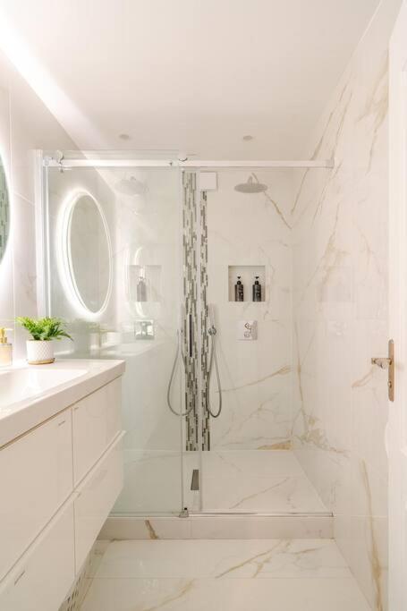 With Amazing View Of With Private Parking * Paris