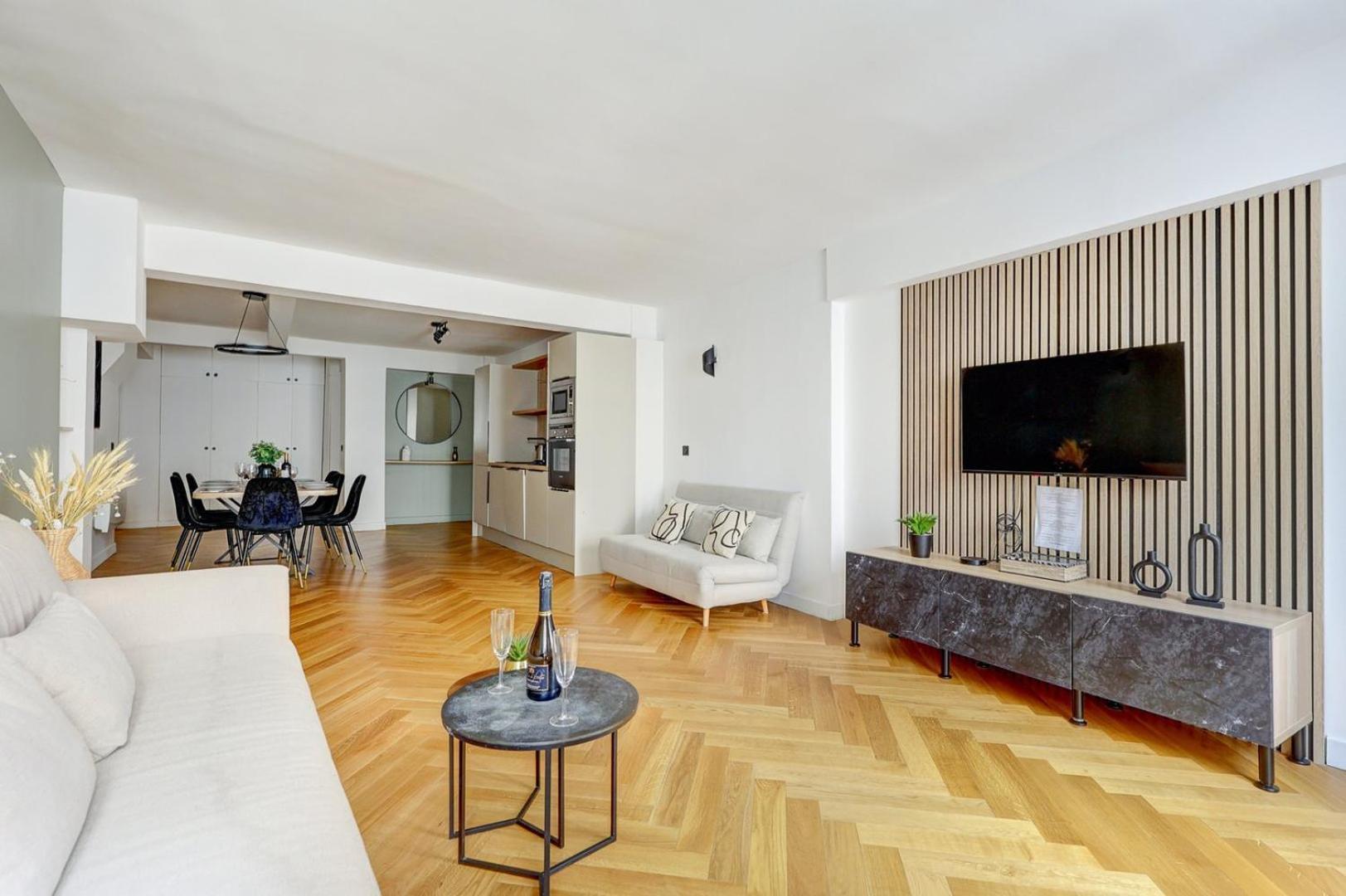 266 Montefiore Superbe A Apartment