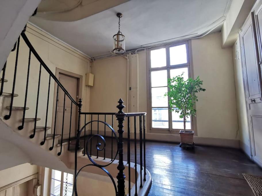 Joli Cocon Avec Terrasse Dans Le Marais Paris
