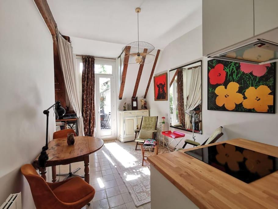 Joli Cocon Avec Terrasse Dans Le Marais Paris