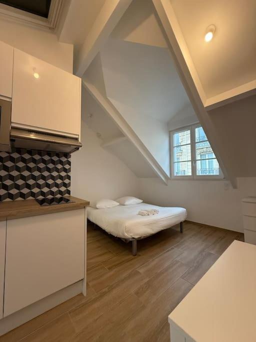 Apartment In The 16th *