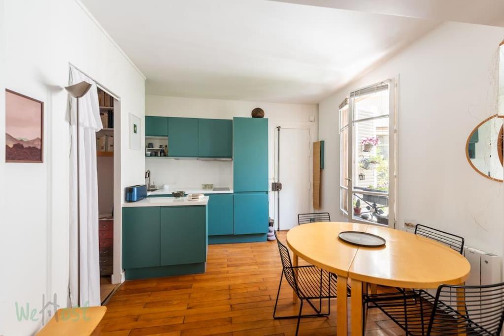 For 2p In Montmartre District *