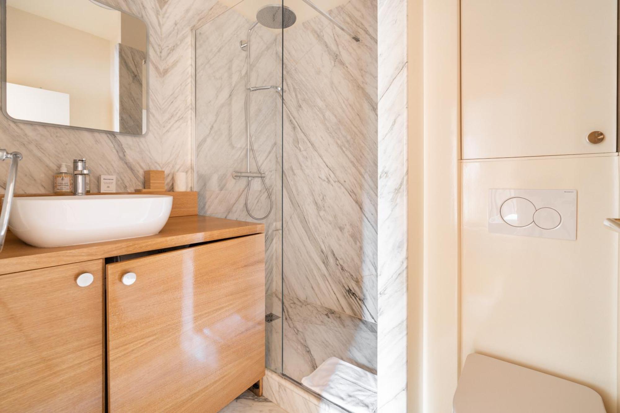 Luxury On Canal Saint Martin Apartment *