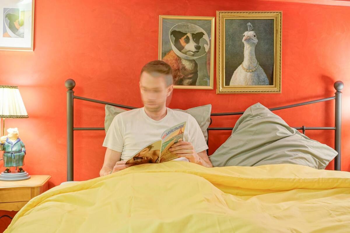 Amelie In Apartment