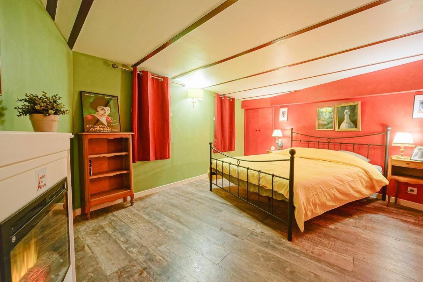 Amelie In Apartment Paris