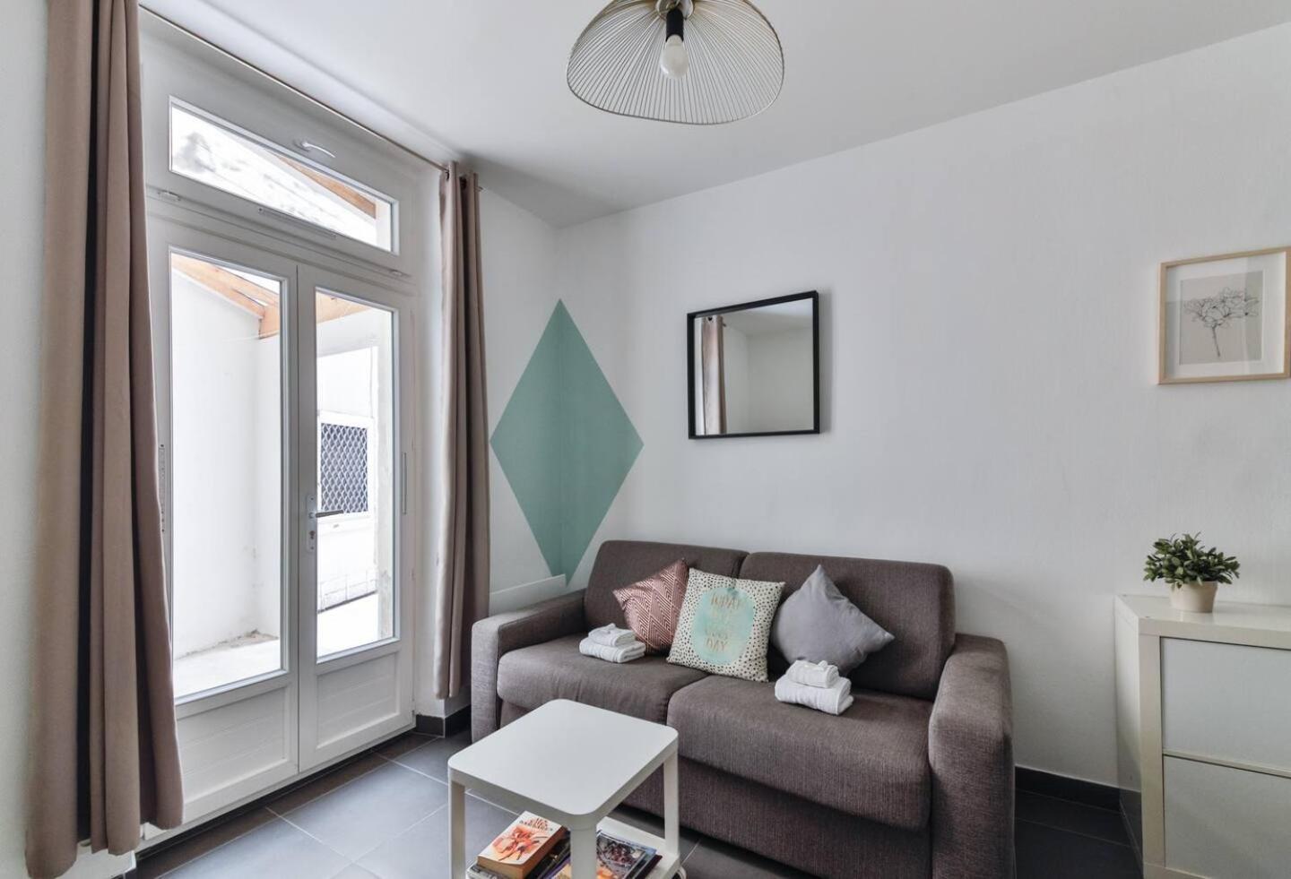 Amelie In Apartment