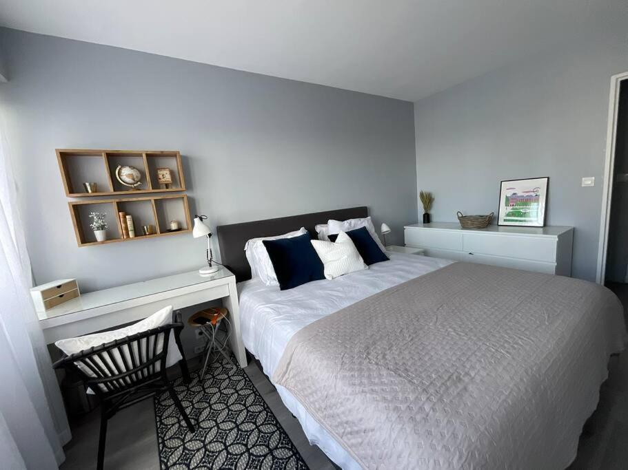 Apartment Chic Parisian Sacre Coeur Views *