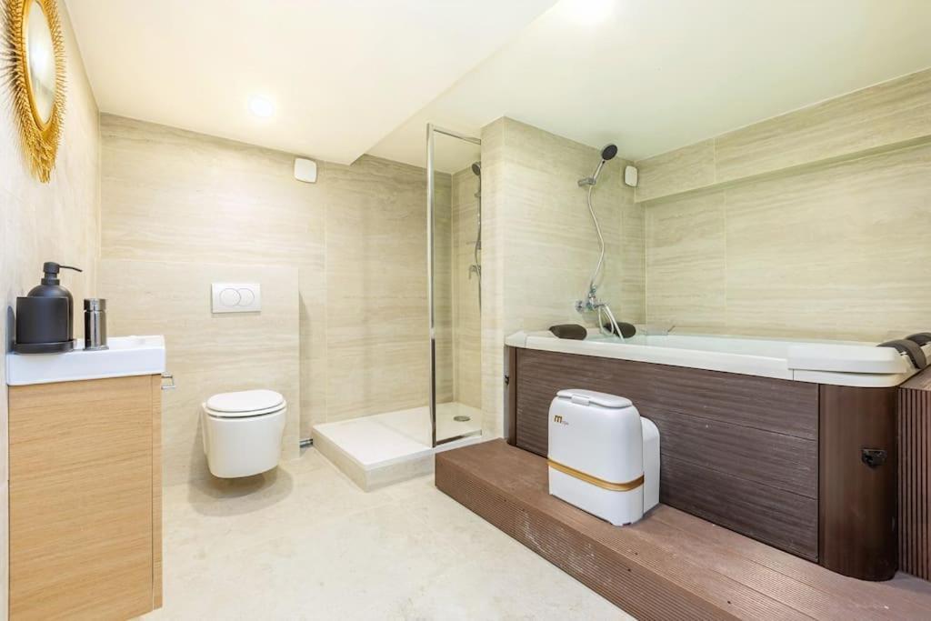 Avec Jacuzzi A Proximite Des Champs-elysees Apartment Paris
