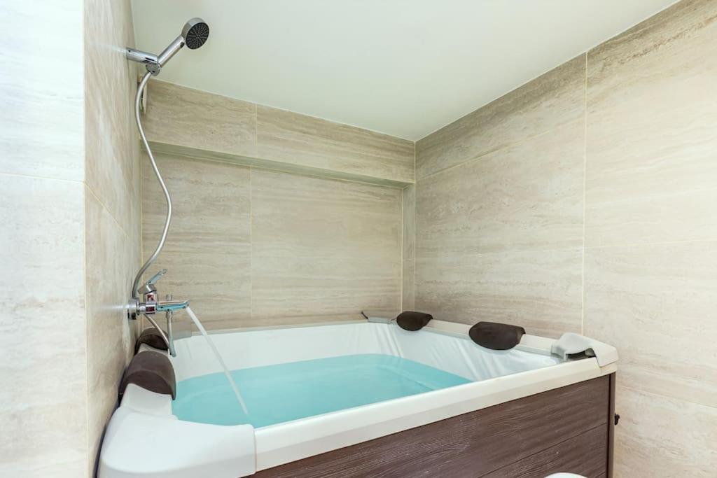Avec Jacuzzi A Proximite Des Champs-elysees Apartment