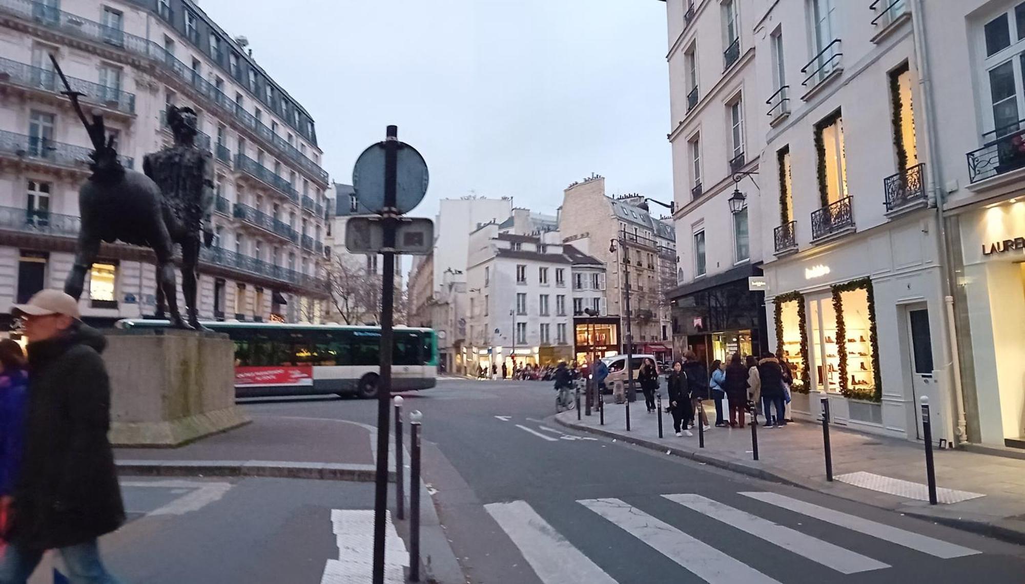1 Minute Gare Montparnasse , Center, Awsome Place, Close To Eiffel Tour And Louvre Meusm , Front Metro Appartement