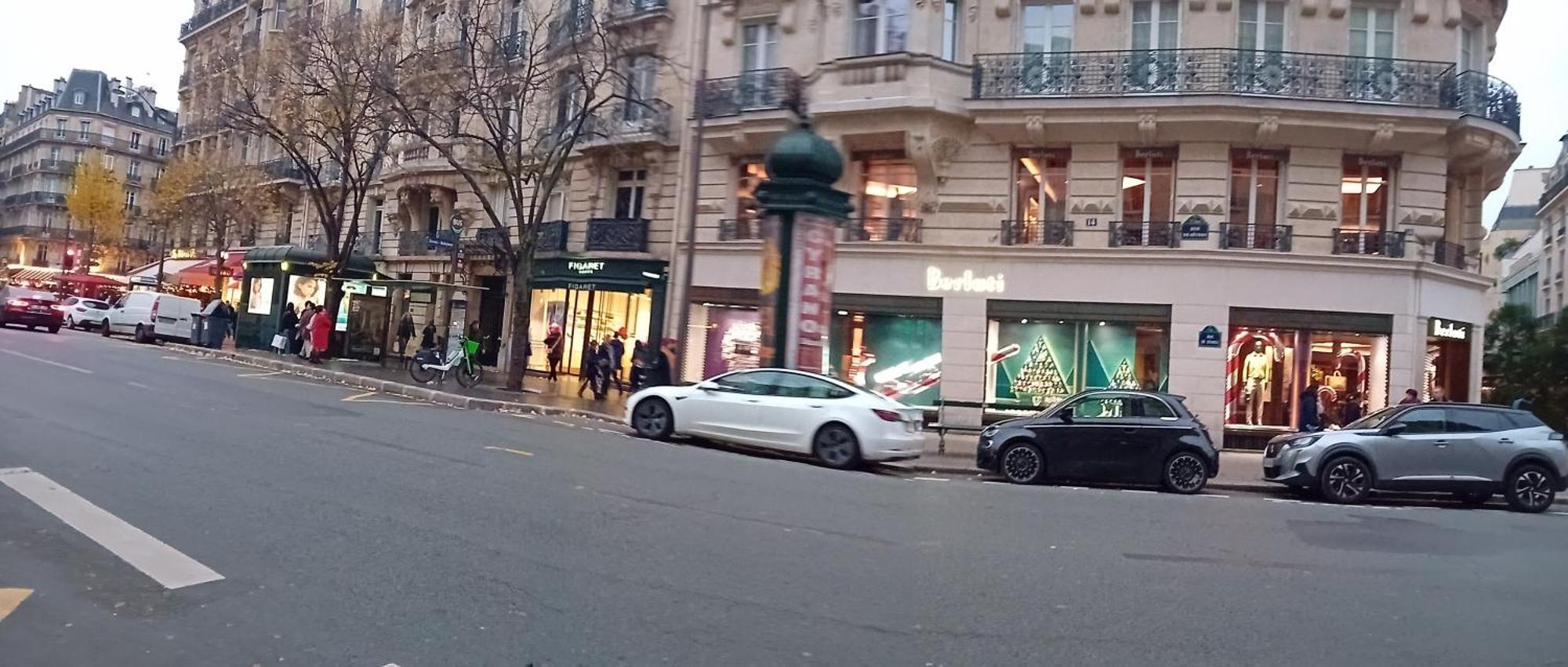 1 Minute Gare Montparnasse , Center, Awsome Place, Close To Eiffel Tour And Louvre Meusm , Front Metro Appartement *