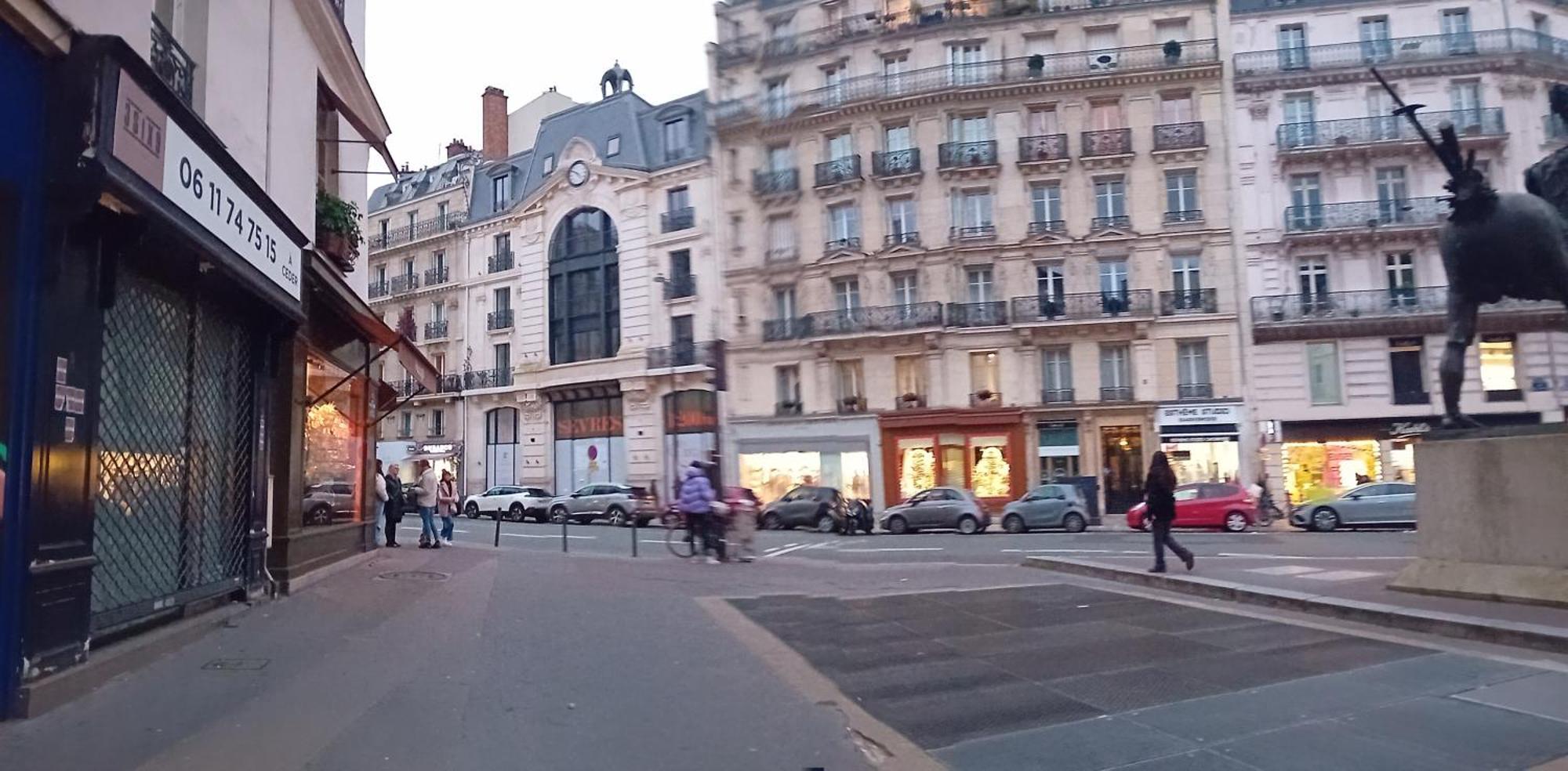 1 Minute Gare Montparnasse , Center, Awsome Place, Close To Eiffel Tour And Louvre Meusm , Front Metro Appartement *