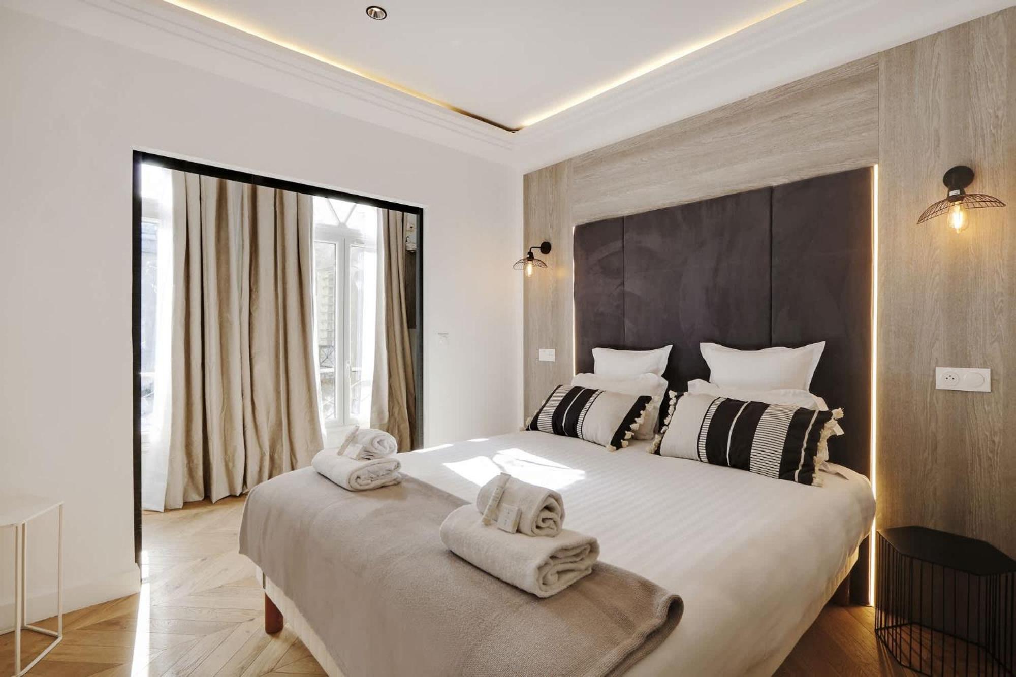 Sublime In The Heart Of 6 People Fbmar2 * Paris