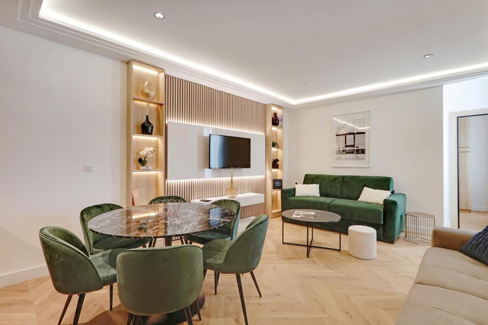 Sublime In The Heart Of 6 People Fbmar2 * Paris