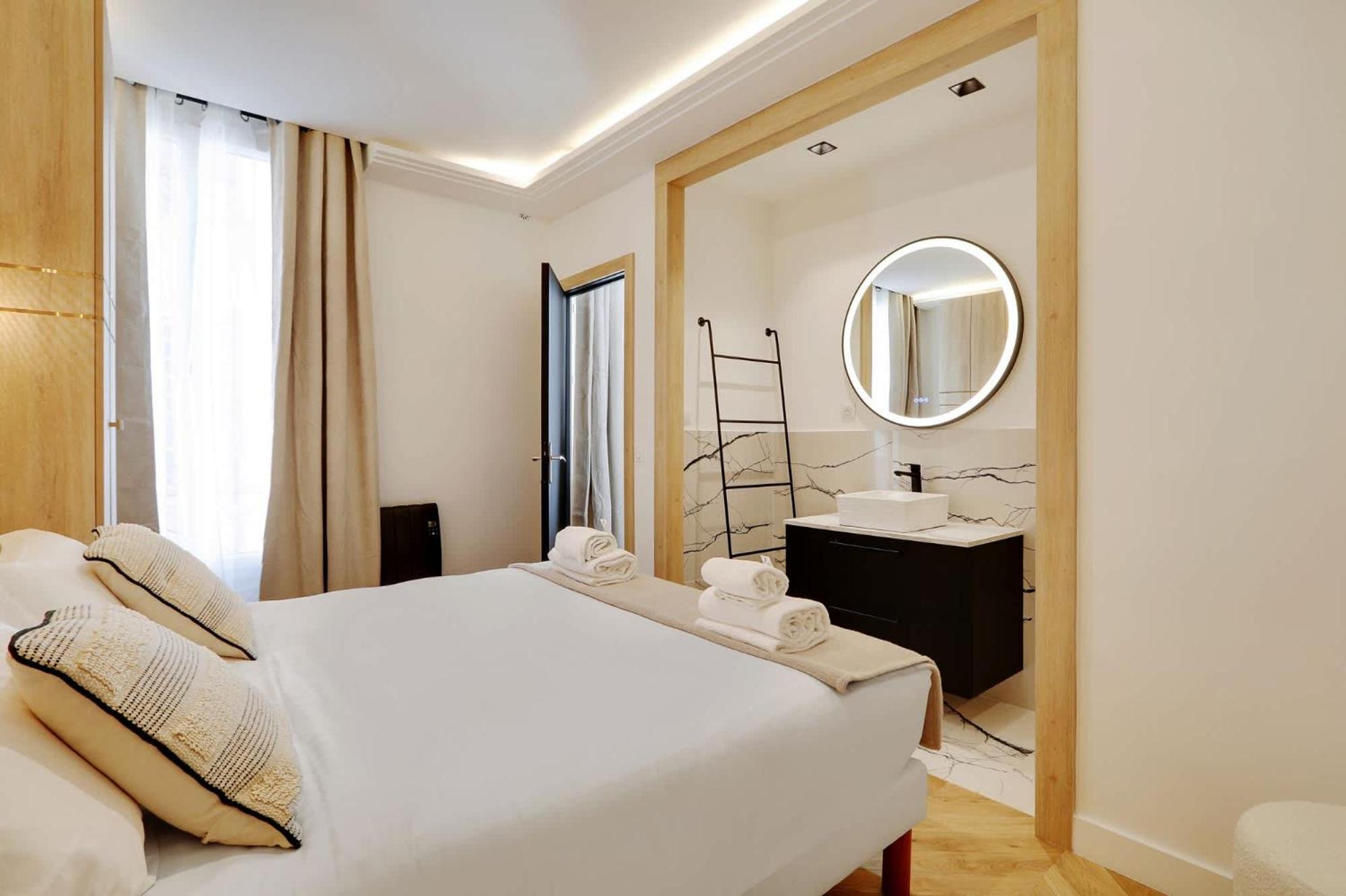 Sublime In The Heart Of 6 People Fbmar2 Paris