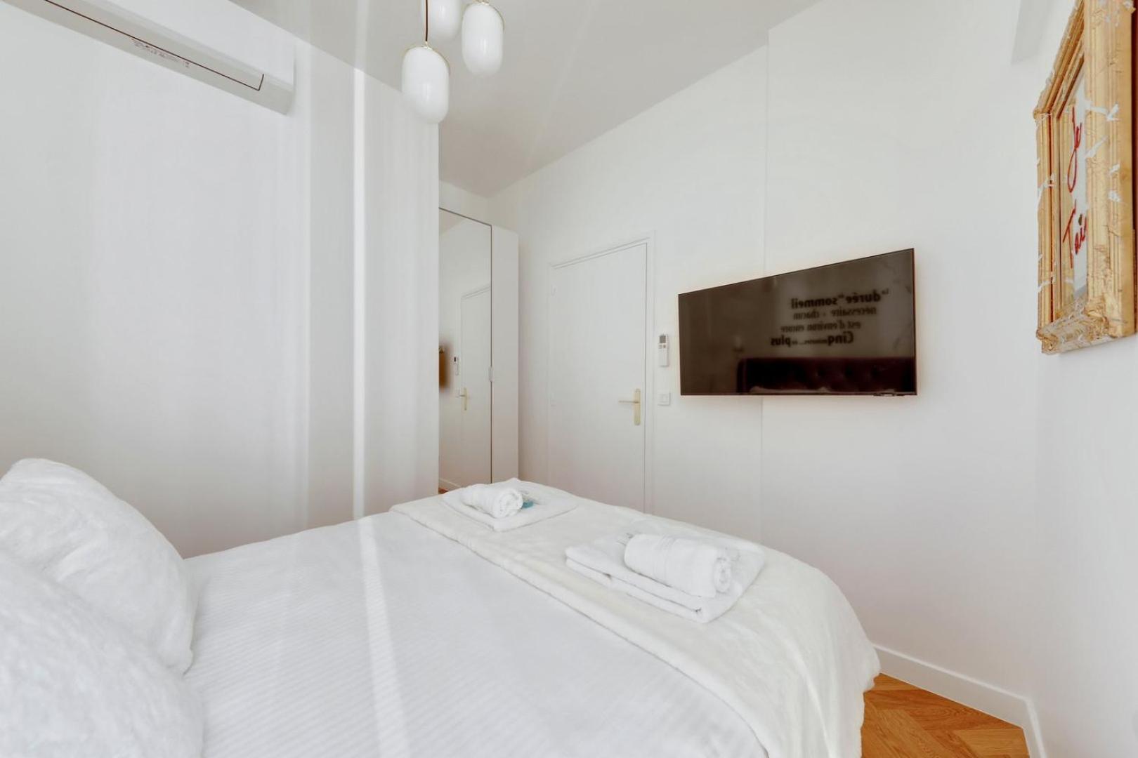 208 Guerlain - Superb In Apartment *