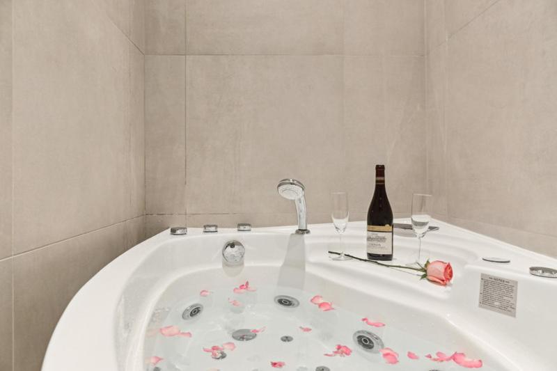 Lavie Maison Ac And Hot Tub Close Arc De Triomphe Apartment Paris