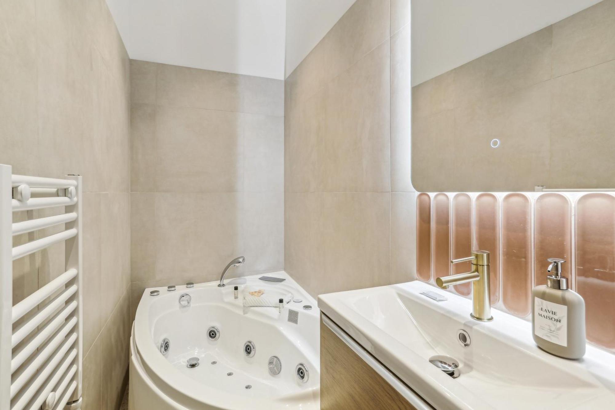 Apartment Lavie Maison Ac And Hot Tub Close Arc De Triomphe
