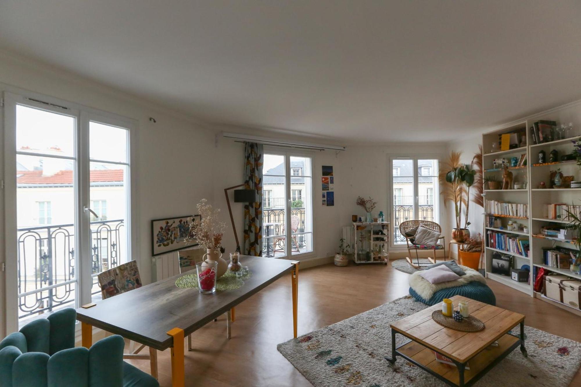 Bright With Balcony Apartment Paris