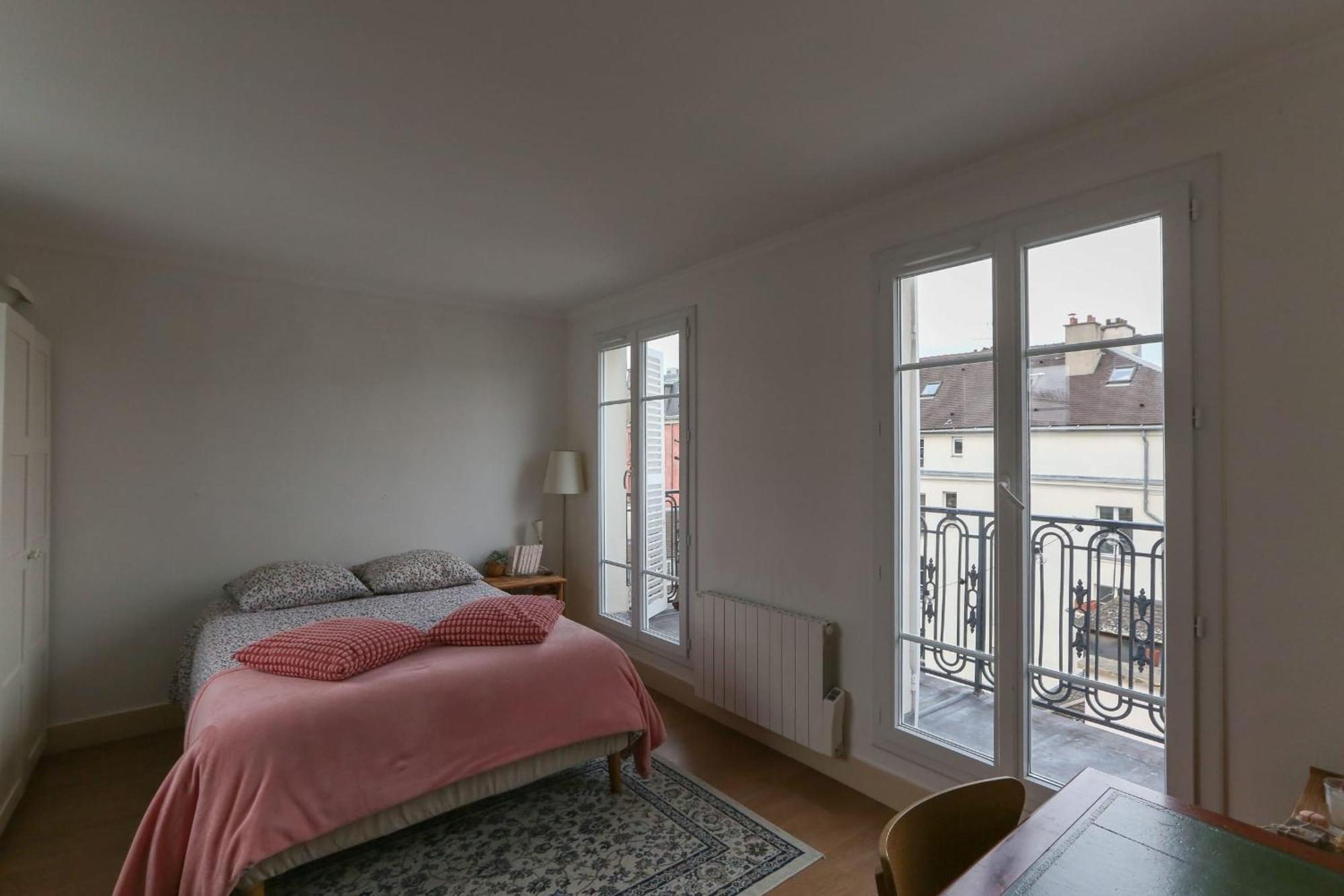Bright With Balcony Apartment