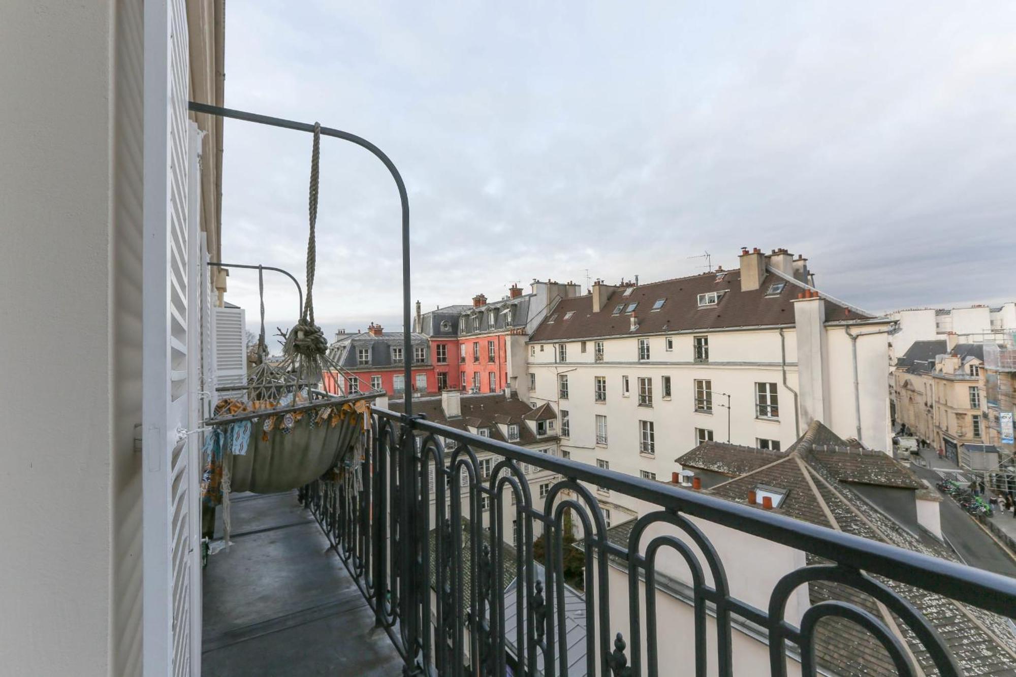 Bright With Balcony Apartment *