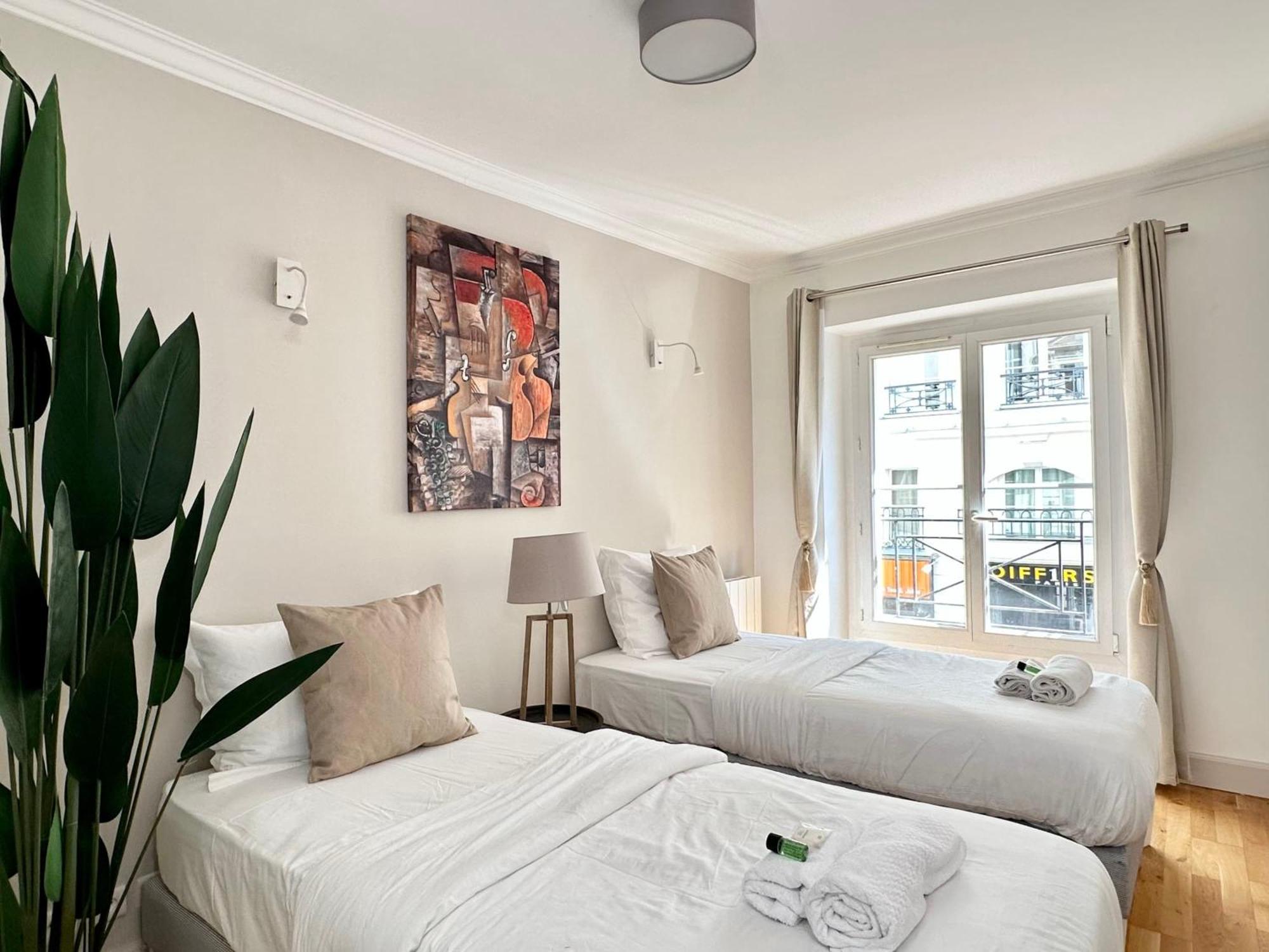 Luxury Family Getaway Near Place Vendome Apartment Paris