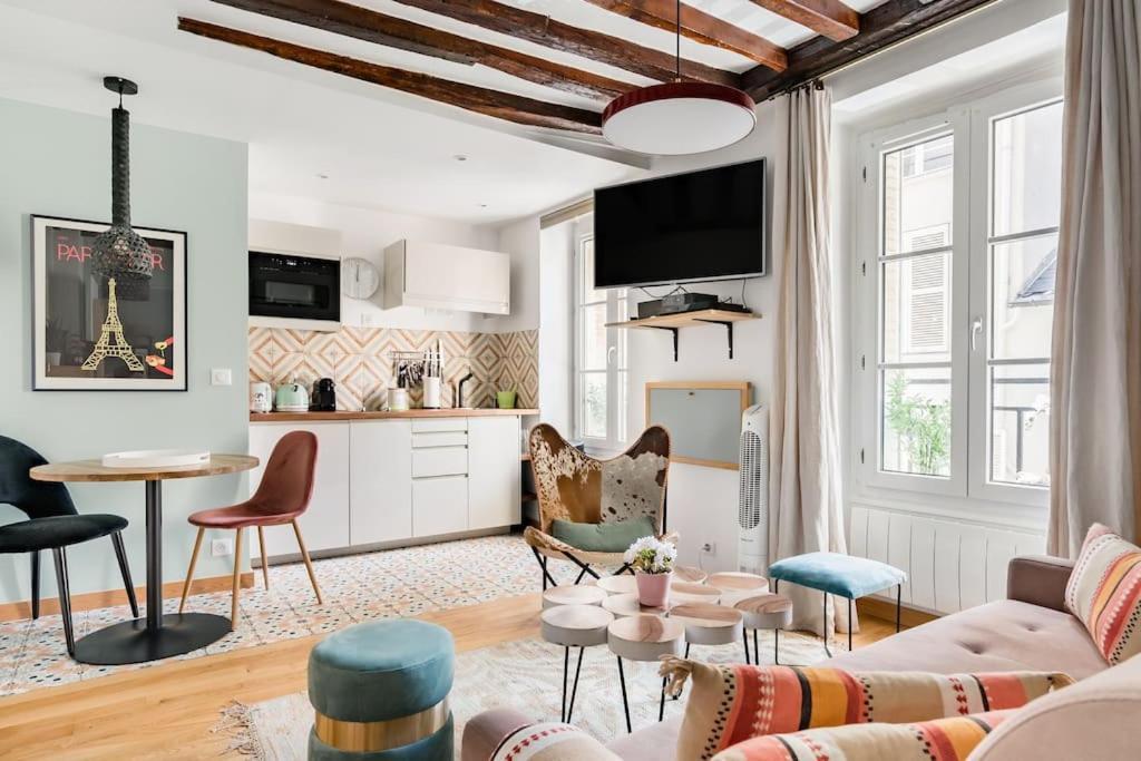 Apartment Marais Place Des Vosges Peaceful Air-conditioned Paris
