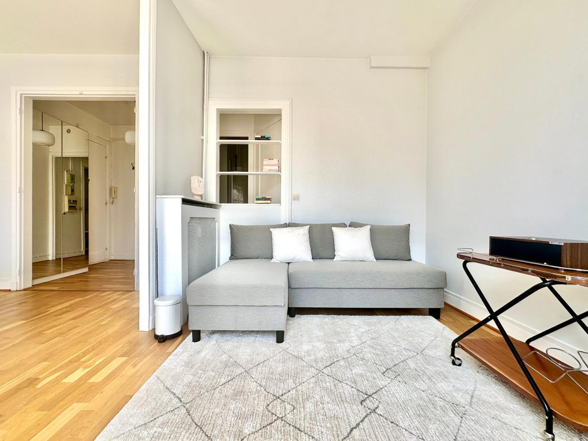 Spacious Near Montparnasse Bausset 6th Apartment Paris