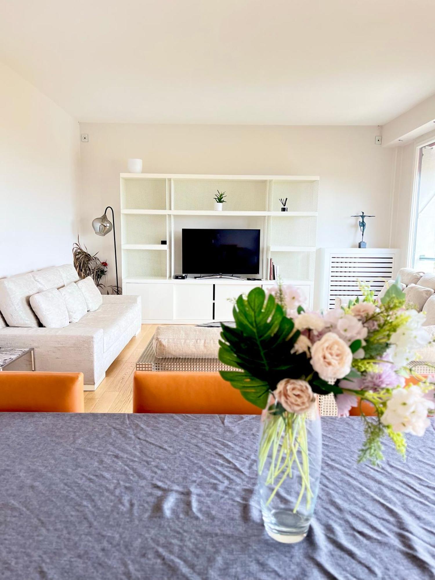 With Eiffel Tower And Seine View Bleriot Apartment