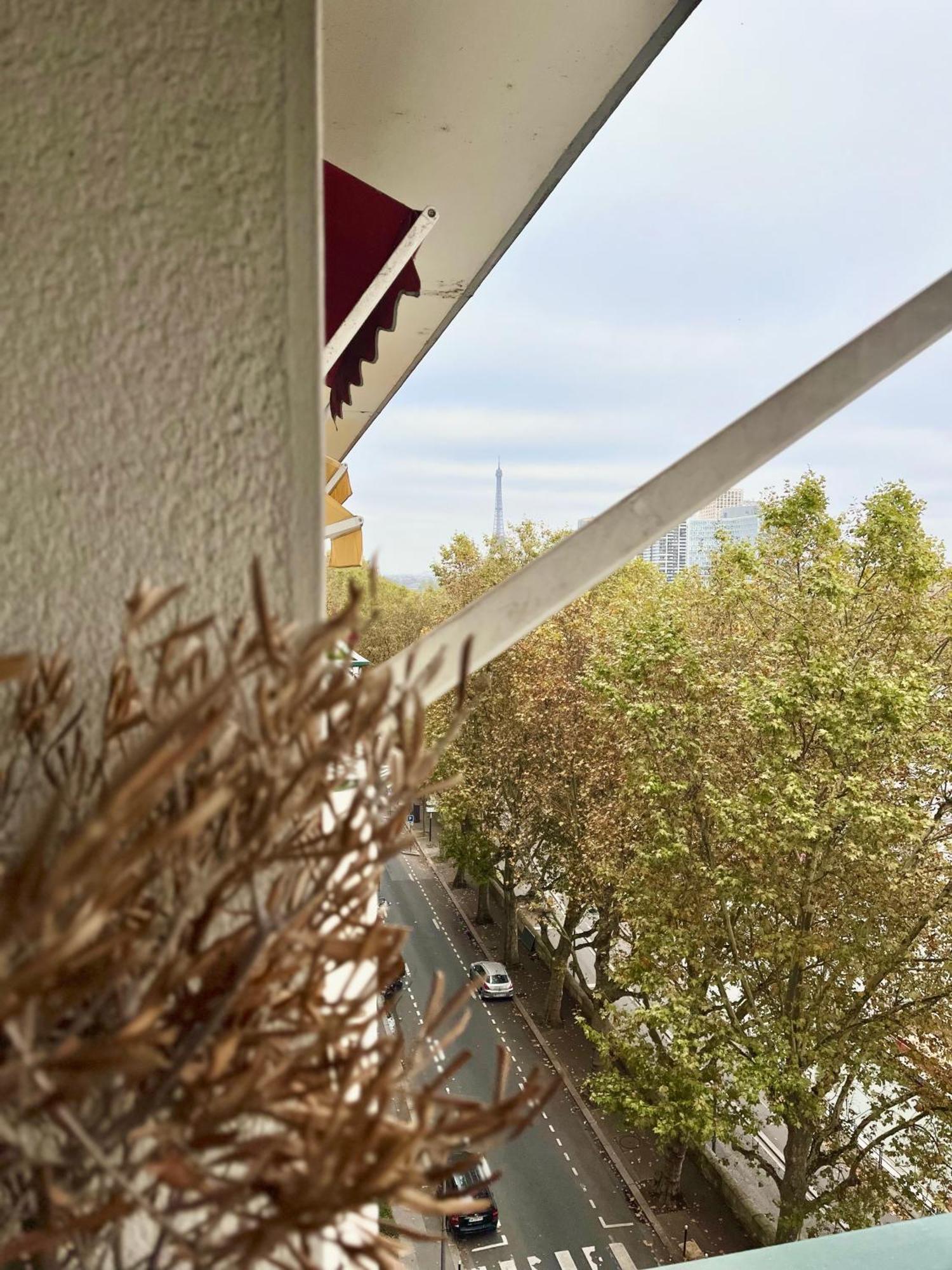 With Eiffel Tower And Seine View Bleriot